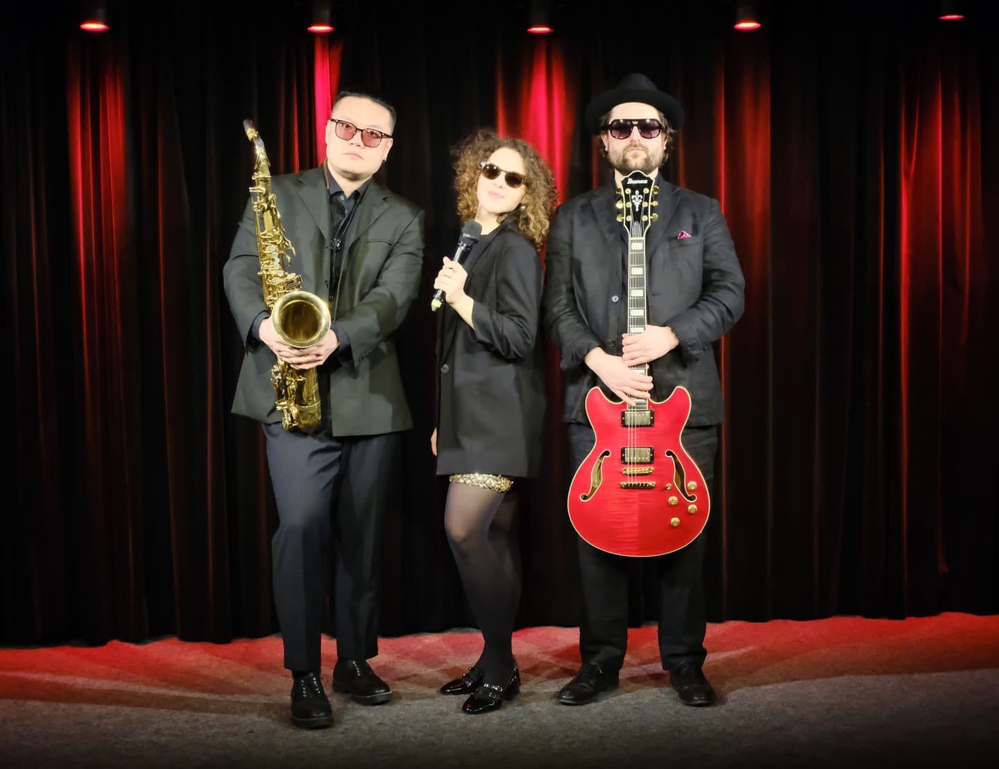 Guilty Secret als Trio mit Saxofon, Gesang und Gitarre auf der Bühne